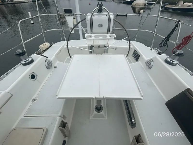 Slide: The Image of 40' Freedom cockpit table - 5467320