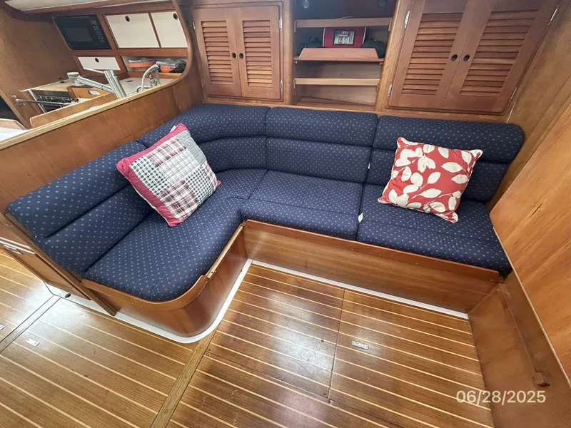 Slide: The Image of 40' Freedom salon port - 5467433