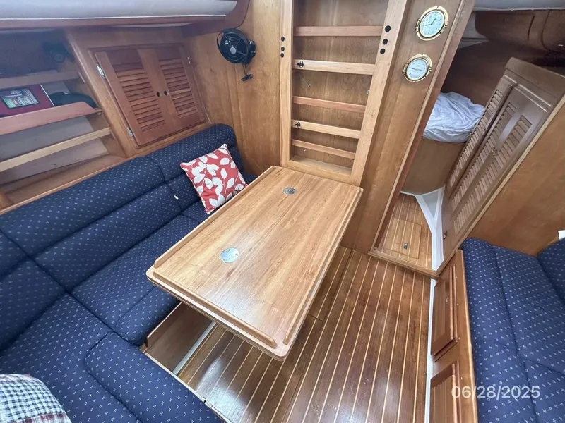 Slide: The Image of 40' Freedom salon table1 - 5467438