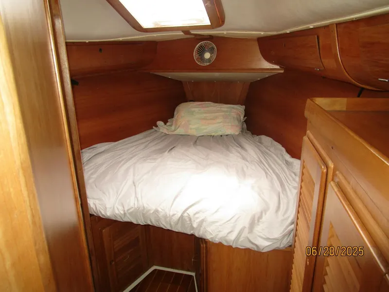 Slide: The Image of 40' Freedom forward stateroom - 5467408