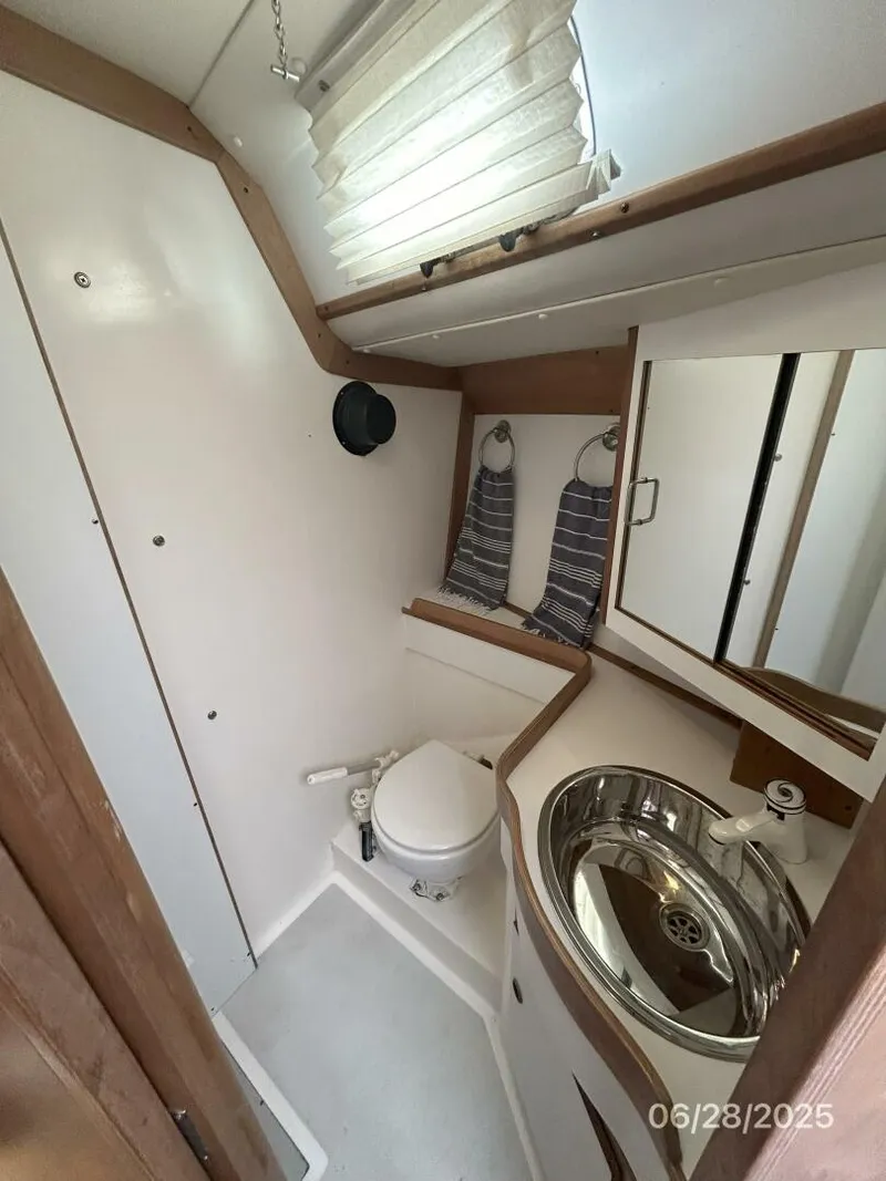 Slide: The Image of 40' Freedom forward head - 5467402