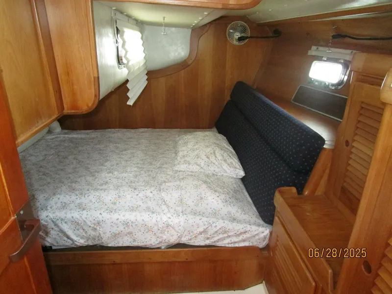 Slide: The Image of 40' Freedom aft stateroom - 5467260