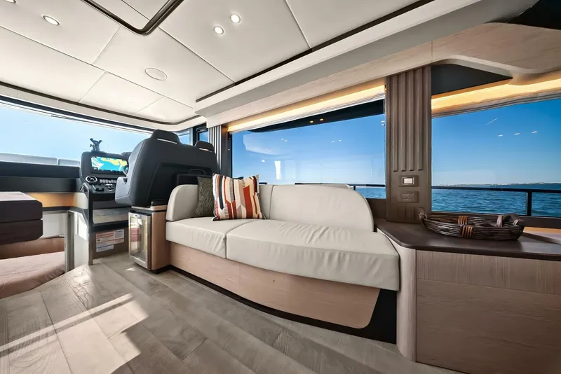Slide: The Image of 2025 Absolute Navetta 53 -Salon - 5860747