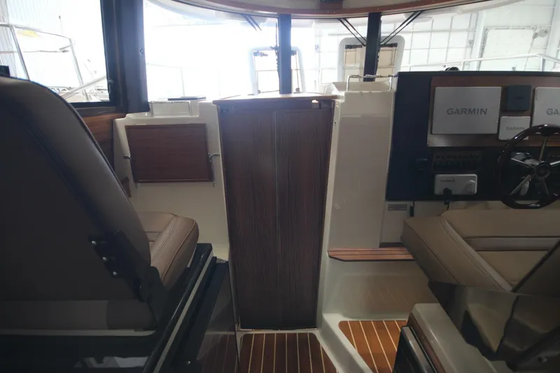 Slide: The Image of Ranger Tug R-29 Command Bridge Luxury Edition 2024 - 5469743