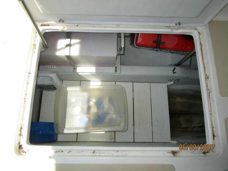 Slide: The Image of 25' Hunt lazarette access - 5470303