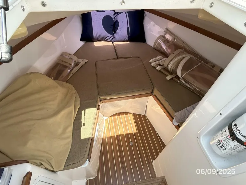 Slide: The Image of 25' Hunt cabin forward - 5470242