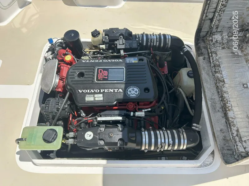 Slide: The Image of 25' Hunt main engine access2 - 5470304