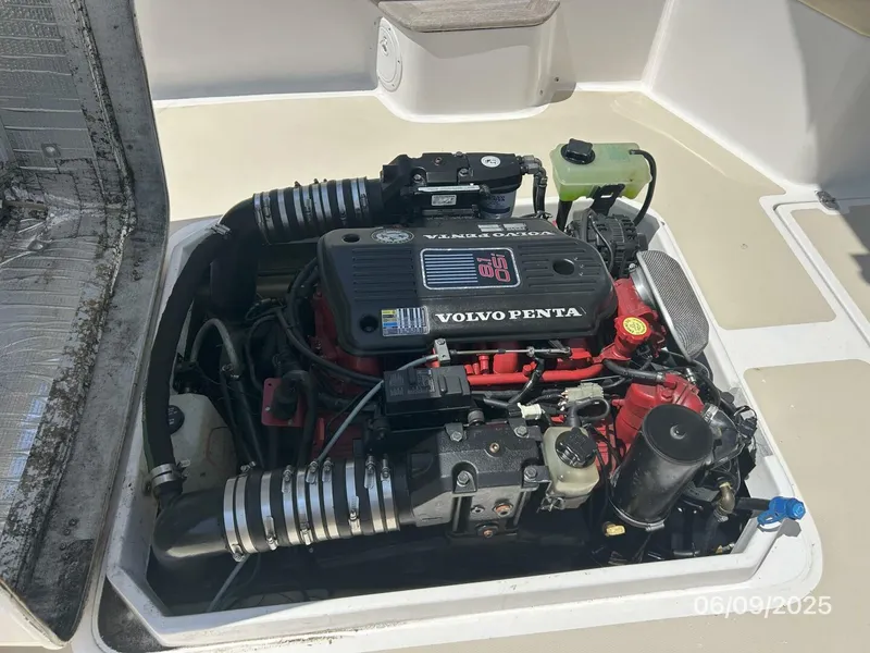 Slide: The Image of 25' Hunt main engine access3 - 5470306