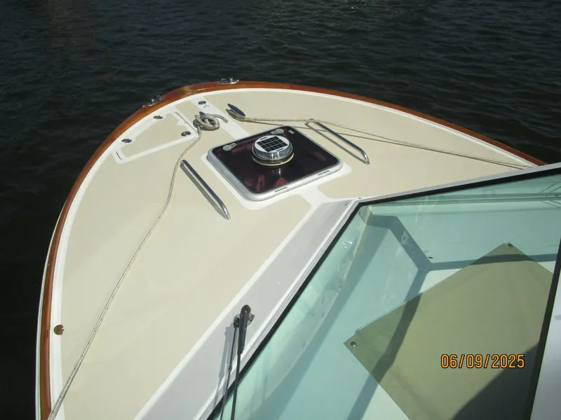 Slide: The Image of 25' Hunt foredeck - 5470298