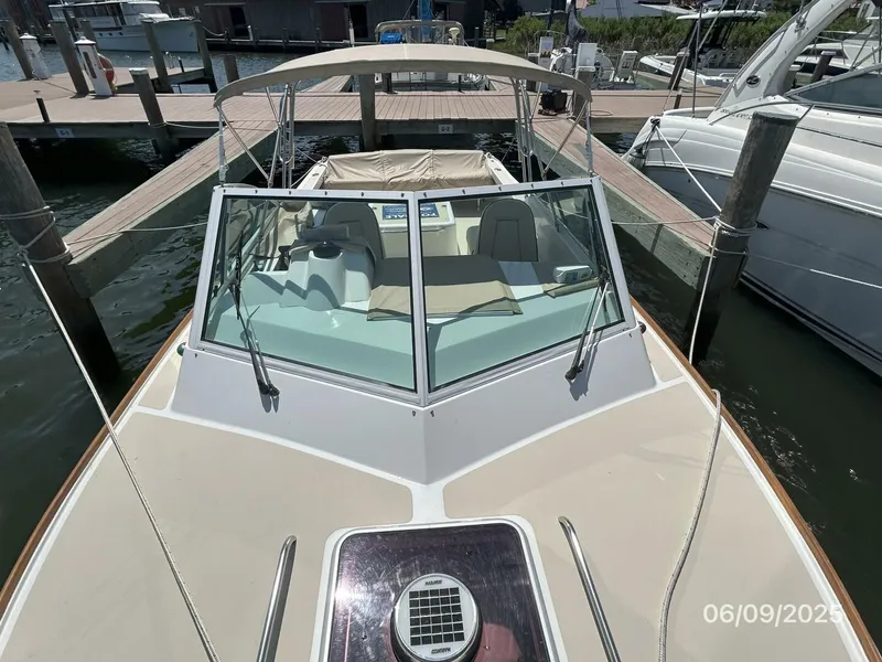 Slide: The Image of 25' Hunt foredeck aft - 5470296