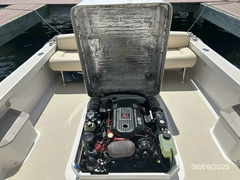 Slide: The Image of 25' Hunt main engine access1 - 5470305