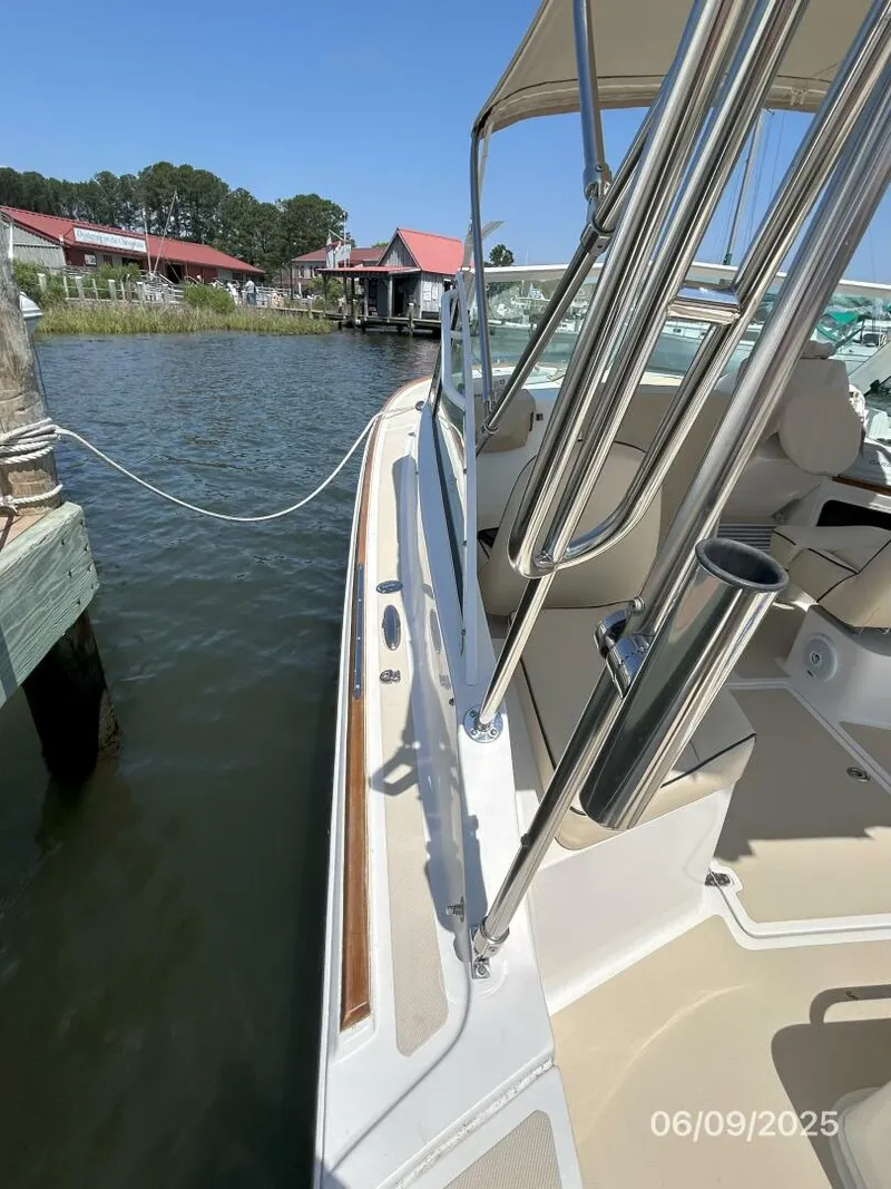 Slide: The Image of 25' Hunt port side deck - 5470310