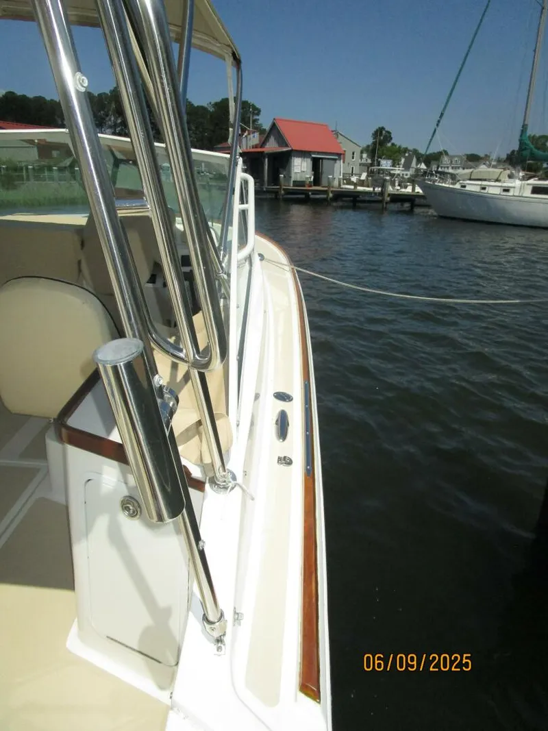 Slide: The Image of 25' Hunt starboard side deck - 5470318