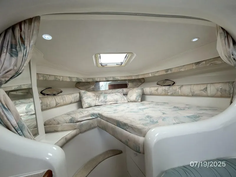 Slide: The Image of 31' Silverton forward stateroom - 5494220