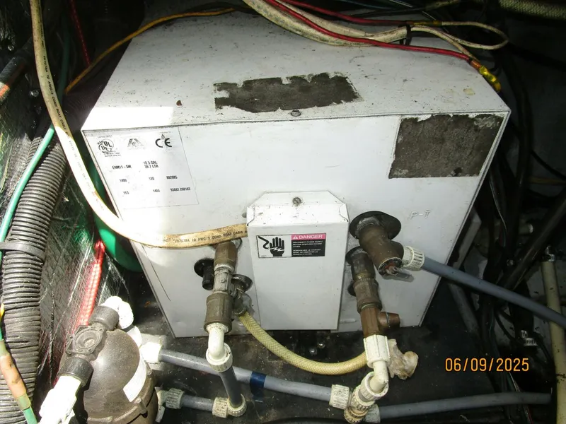 Slide: The Image of 31' Silverton water heater - 5471824