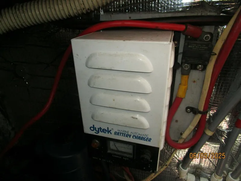 Slide: The Image of 31' Silverton battery charger - 5471802