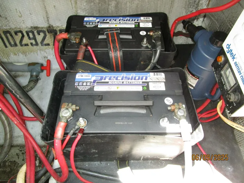 Slide: The Image of 31' Silverton batteries - 5471801