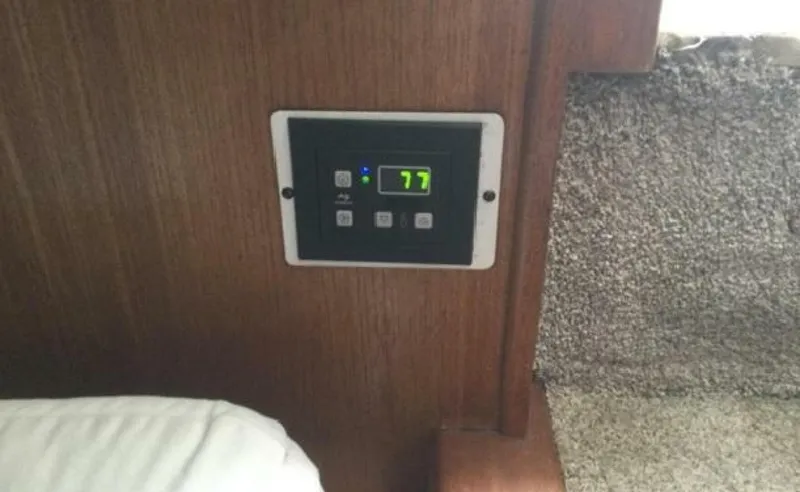 Slide: The Image of Carver 430 Cockpit 1995 - 5830071