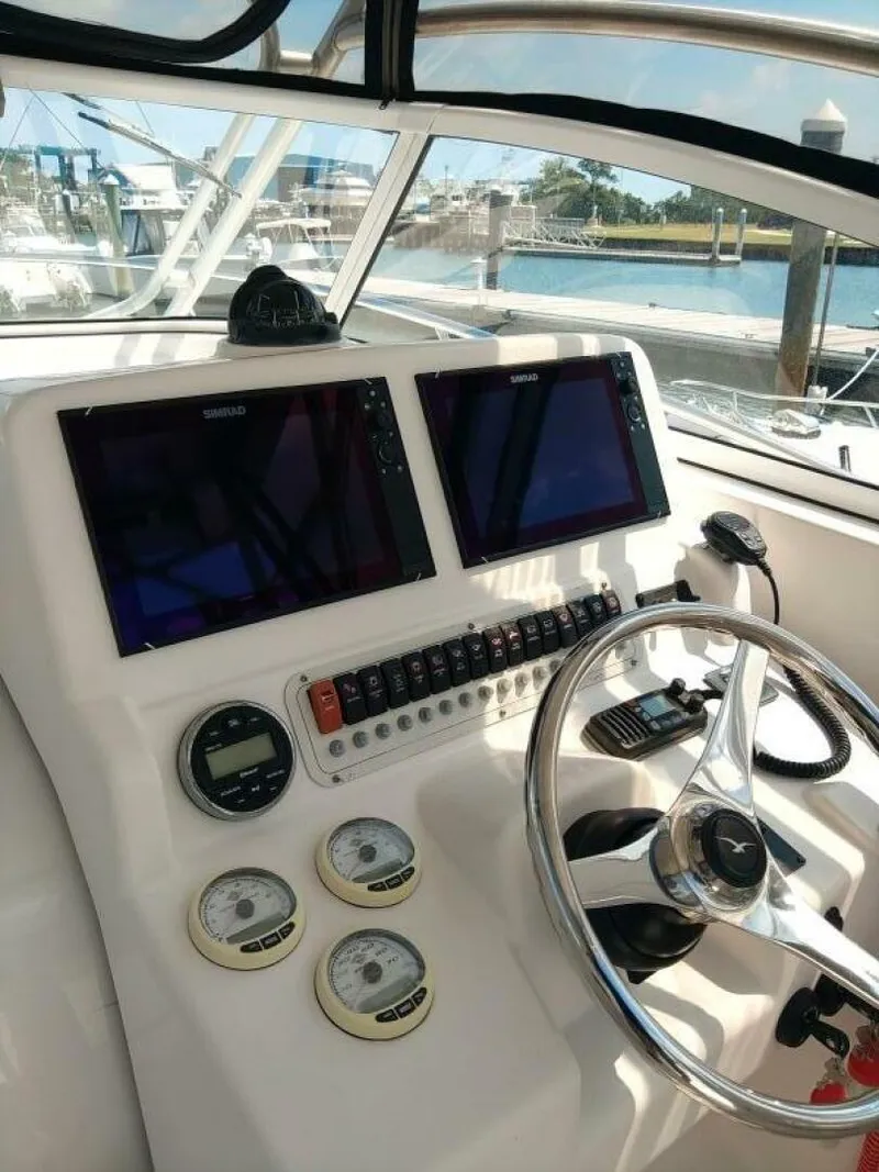 Slide: The Image of Pro-Line 32 Express Helm view without covers on displays - 5530592