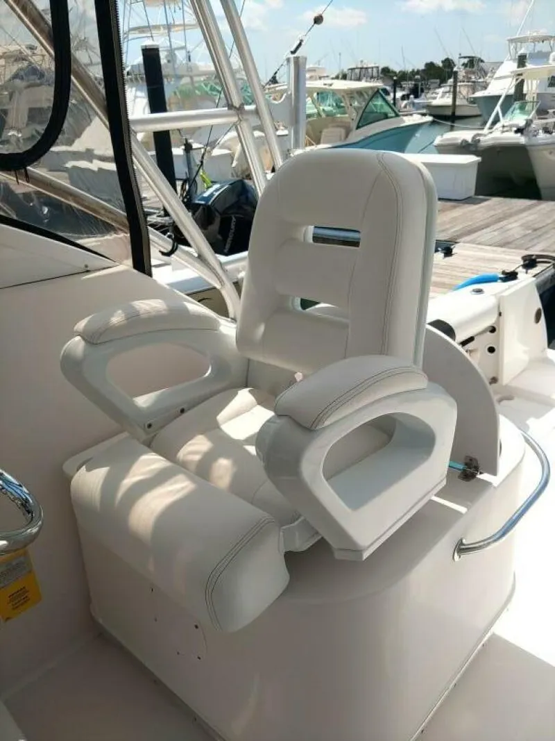 Slide: The Image of Pro-Line 32 Express Captain's Seat in sit position - 5530590