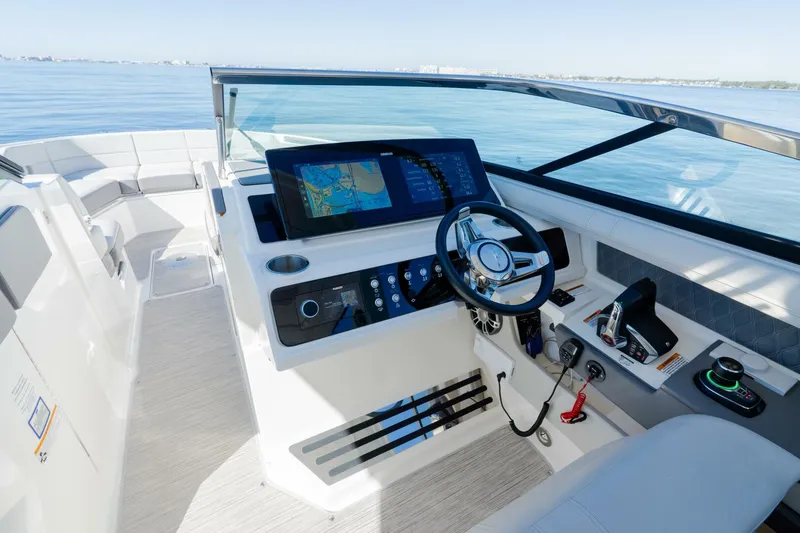 Slide: The Image of Sea Ray 310 SLX OB 2023 - 5486531