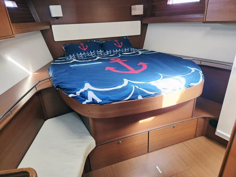 Slide: The Image of Vee Berth - 5486637