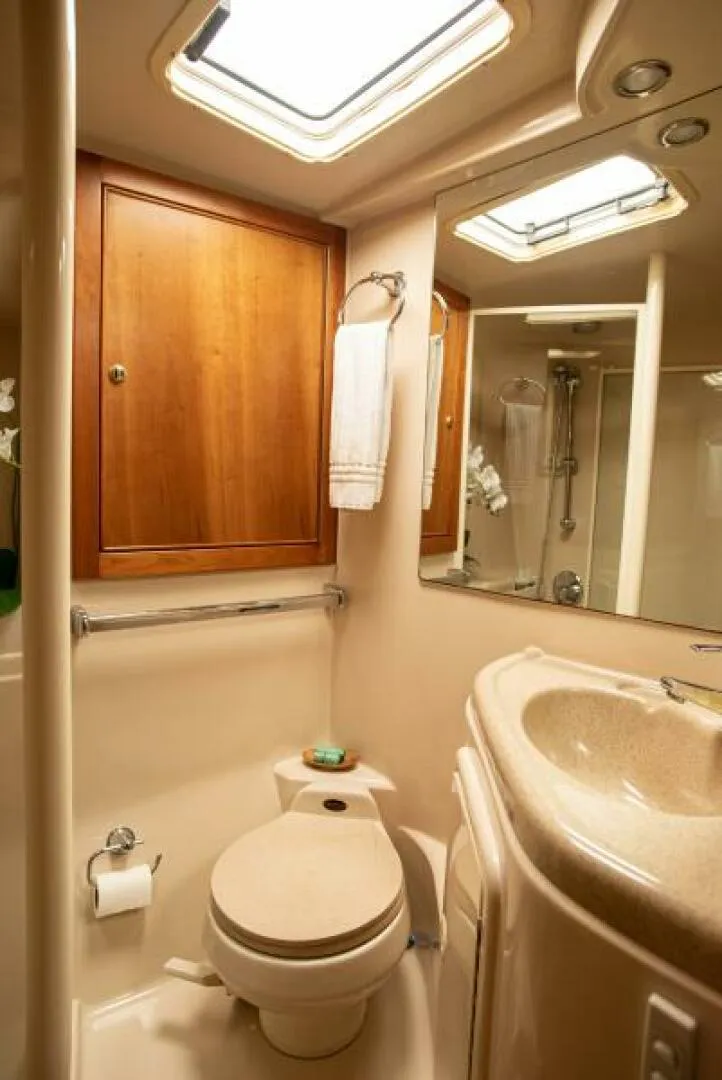 Slide: The Image of 2002 Riviera 40 Flybridge - SKIESTA - Head - 5486872