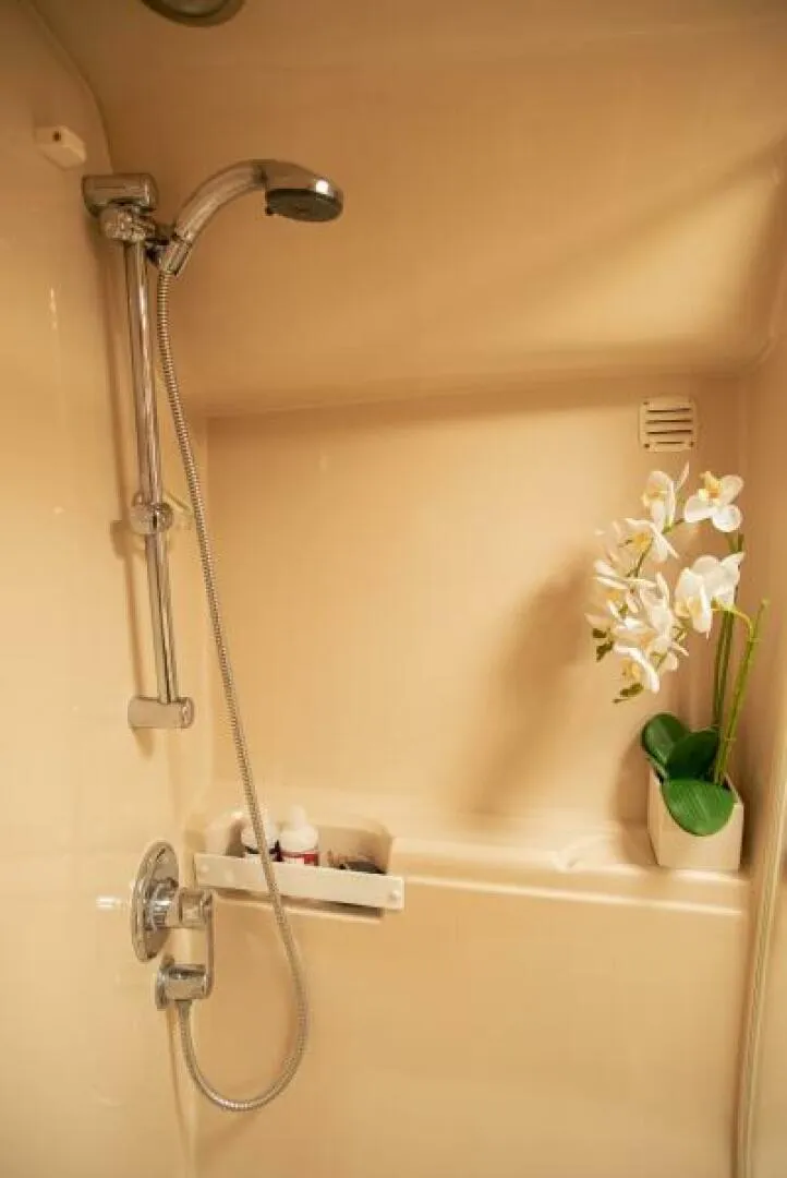 Slide: The Image of 2002 Riviera 40 Flybridge - SKIESTA - Head - 5486873