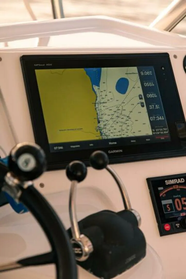 Slide: The Image of 2002 Riviera 40 Flybridge - SKIESTA - Helm - 5486878