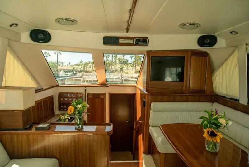 Slide: The Image of 2002 Riviera 40 Flybridge - SKIESTA - Salon - 5486867