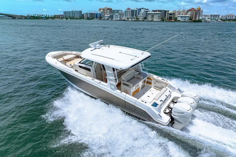 Slide: The Image of Boston Whaler 350 Realm 2019 - 5488980