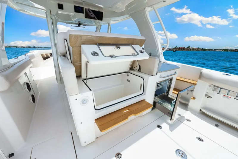 Slide: The Image of Boston Whaler 350 Realm 2019 - 5488997