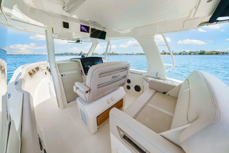 Slide: The Image of Boston Whaler 350 Realm 2019 - 5488999