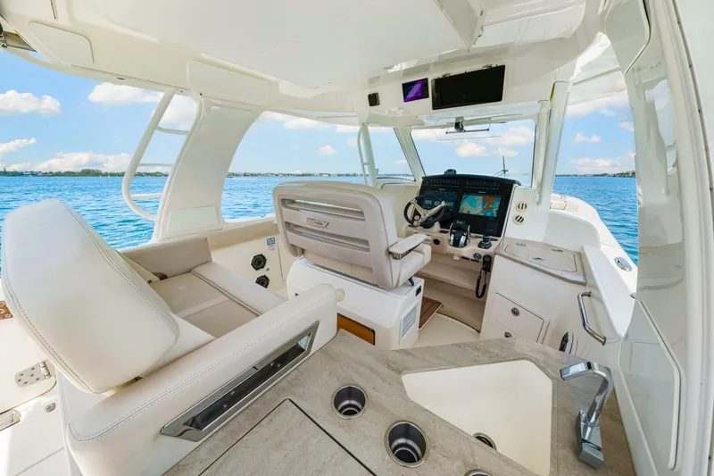 Slide: The Image of Boston Whaler 350 Realm 2019 - 5489000
