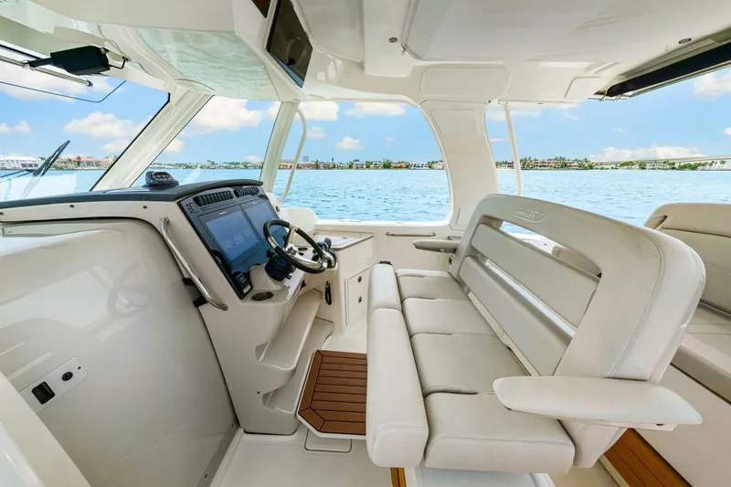 Slide: The Image of Boston Whaler 350 Realm 2019 - 5489001