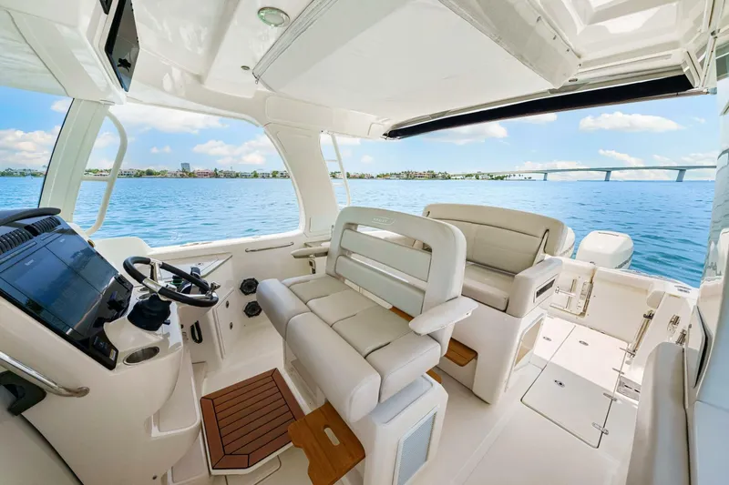 Slide: The Image of Boston Whaler 350 Realm 2019 - 5489004