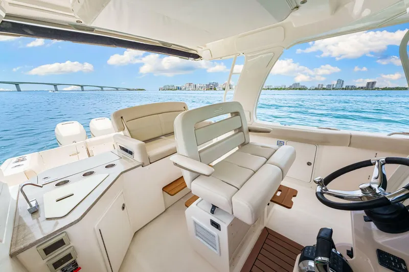 Slide: The Image of Boston Whaler 350 Realm 2019 - 5489005