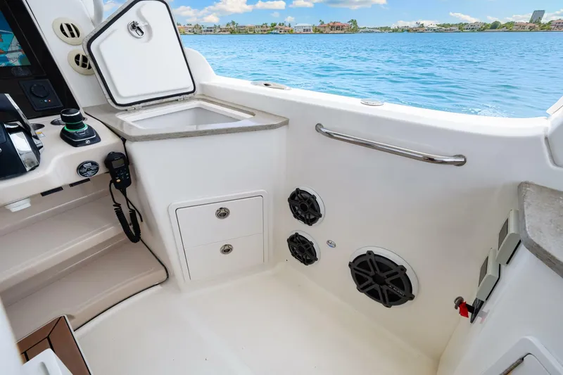 Slide: The Image of Boston Whaler 350 Realm 2019 - 5489006