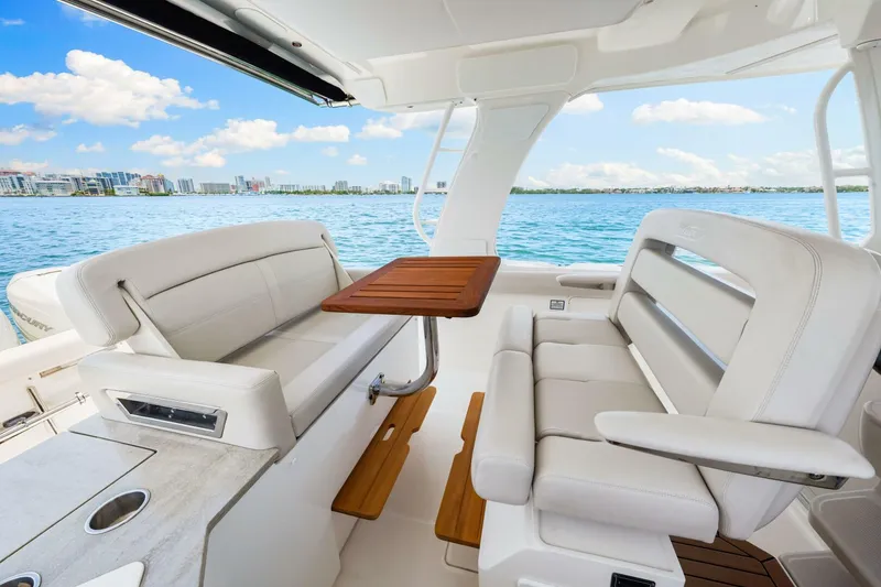 Slide: The Image of Boston Whaler 350 Realm 2019 - 5489008