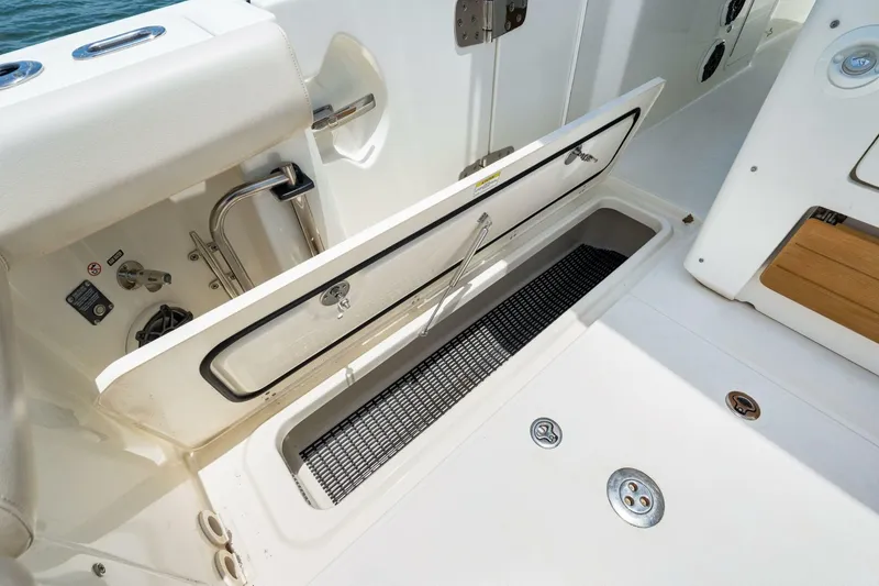 Slide: The Image of Boston Whaler 350 Realm 2019 - 5489015