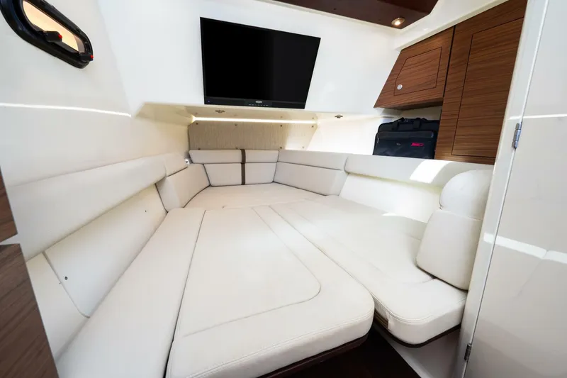 Slide: The Image of Boston Whaler 350 Realm 2019 - 5489018