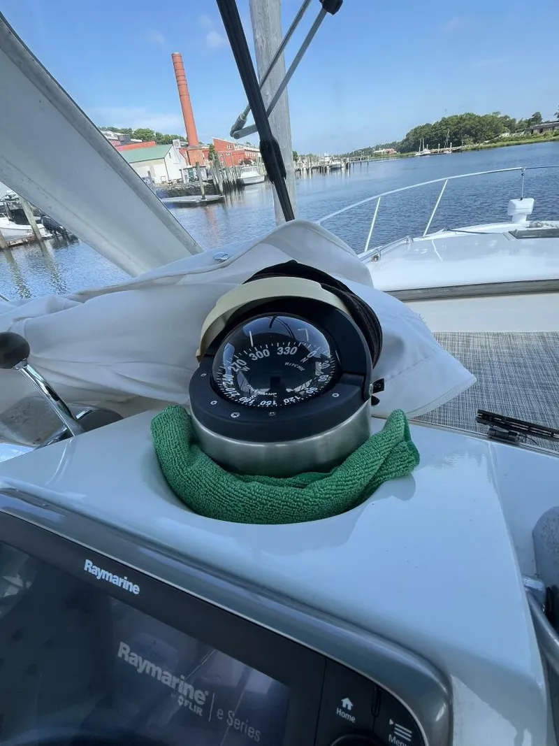 Slide: The Image of Uniflite 28' Salty Dog 1976 - 5489900