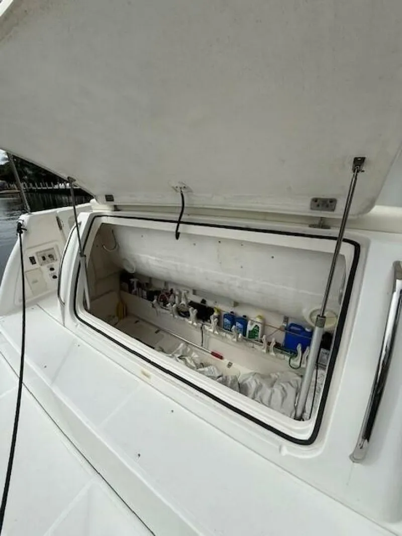 Slide: The Image of Tiara 5200 Express 2000 - 5490448