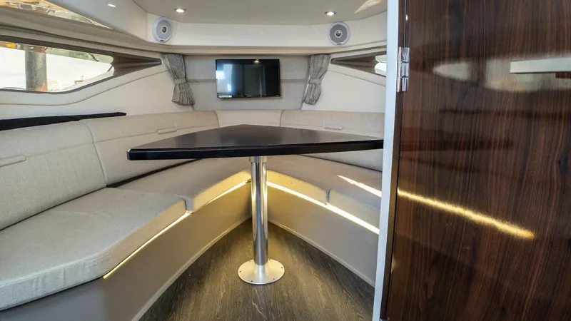 Slide: The Image of Sea Ray 320 Sundancer 2019 - 5493880