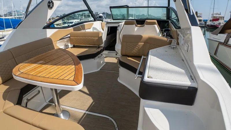Slide: The Image of Sea Ray 320 Sundancer 2019 - 5493893