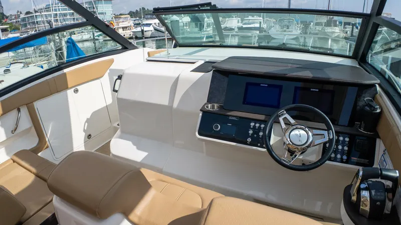 Slide: The Image of Sea Ray 320 Sundancer 2019 - 5493901