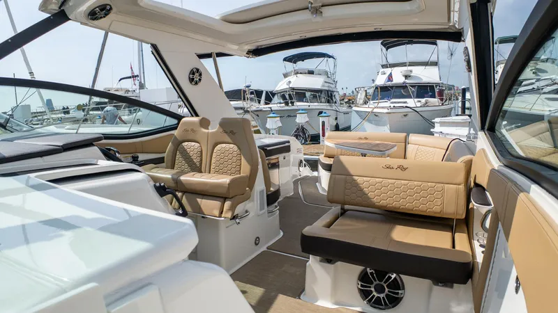 Slide: The Image of Sea Ray 320 Sundancer 2019 - 5493910