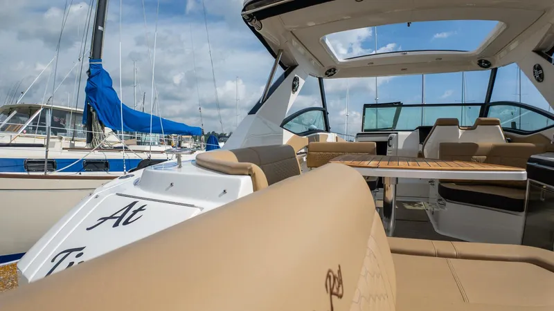 Slide: The Image of Sea Ray 320 Sundancer 2019 - 5493911