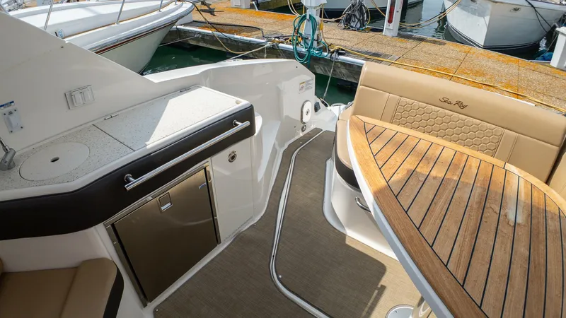 Slide: The Image of Sea Ray 320 Sundancer 2019 - 5493914