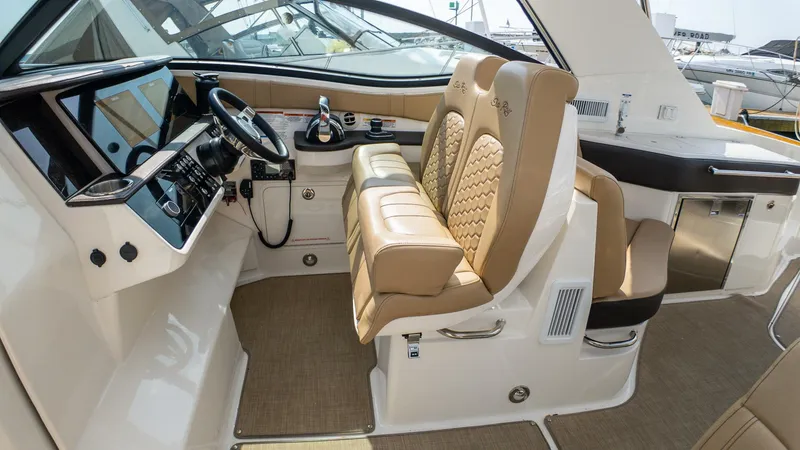 Slide: The Image of Sea Ray 320 Sundancer 2019 - 5493918